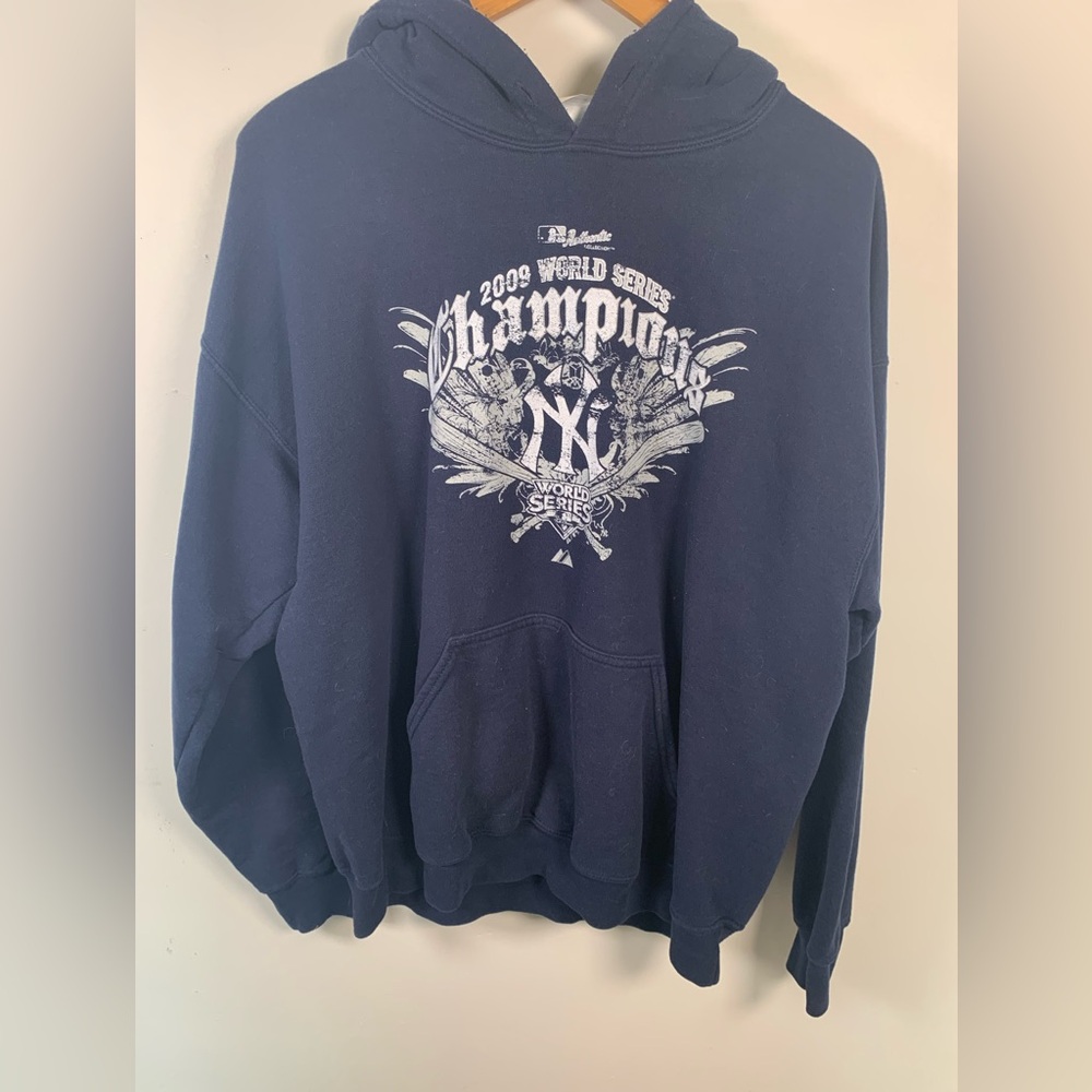 Yankees Men's Navy Blue Champions Crewneck Sweater